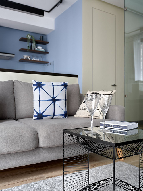 Журнальний столик-пуф у вітальні: зручне рішення для невеликого простору.