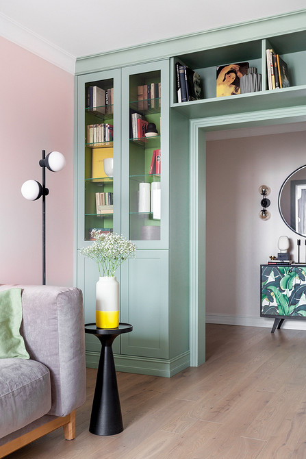 Журнальний столик з підсвіткою у вітальні з темними стінами та м'яким освітленням.