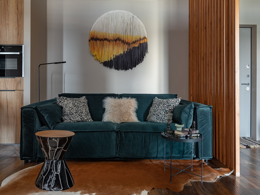 Дерев'яний кавовий столик в етнічному стилі у вітальні з каміном та книжками.