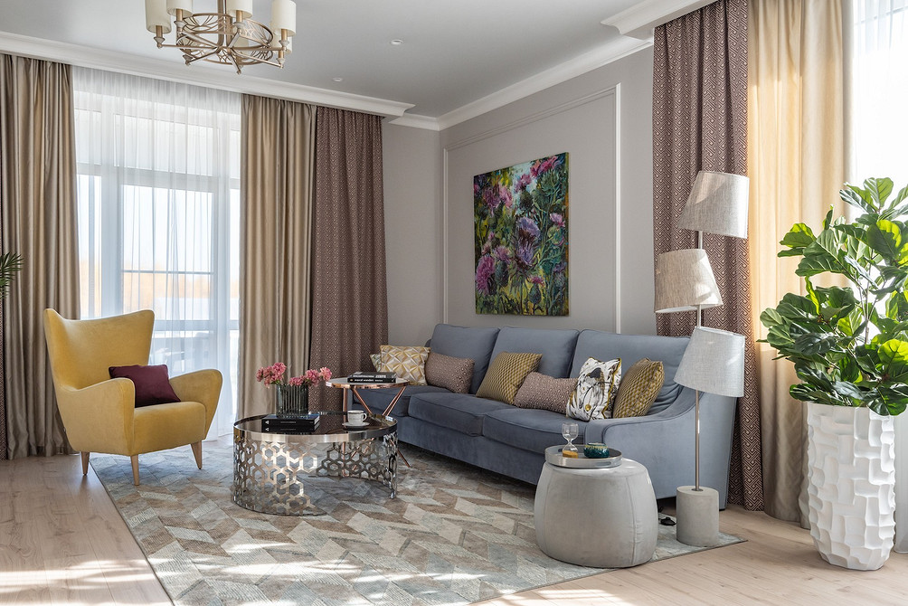 Журнальний столик з двома рівнями для зберігання у вітальні з каміном.