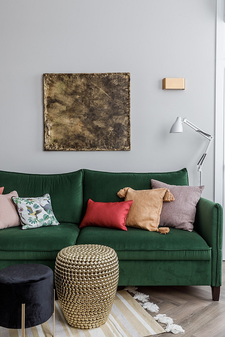 Круглий мармуровий журнальний столик у вітальні з м'якими меблями та килимом.