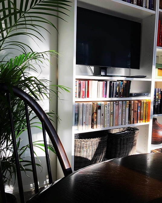 Стиль та функціональність Функціональні полиці та стелажі ІКЕА для зручного зберігання речей у вітальні.