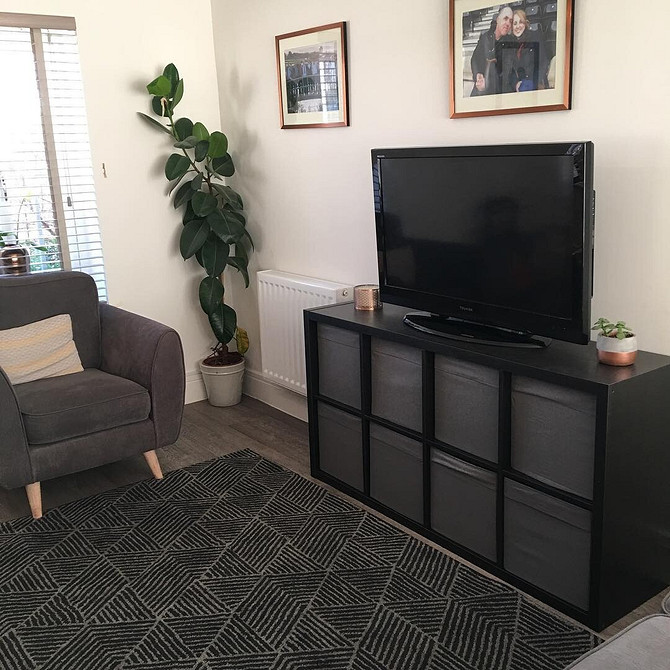 ІКЕА: Мінімалізм в інтер'єрі Сучасний інтер'єр з використанням мінімалістичних полиць ІКЕА для декору та зберігання.