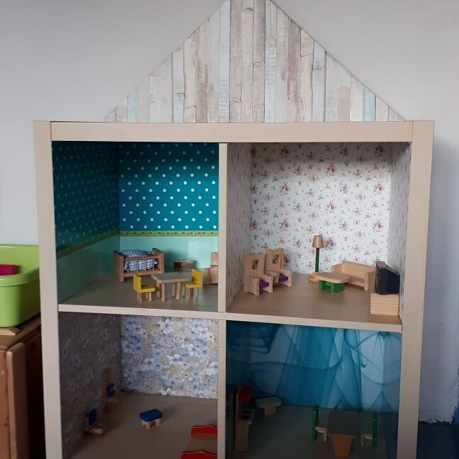 Стелажі БІЛЛІ в бібліотеці Стелажі БІЛЛІ від ІКЕА в домашній бібліотеці: елегантне та зручне рішення.