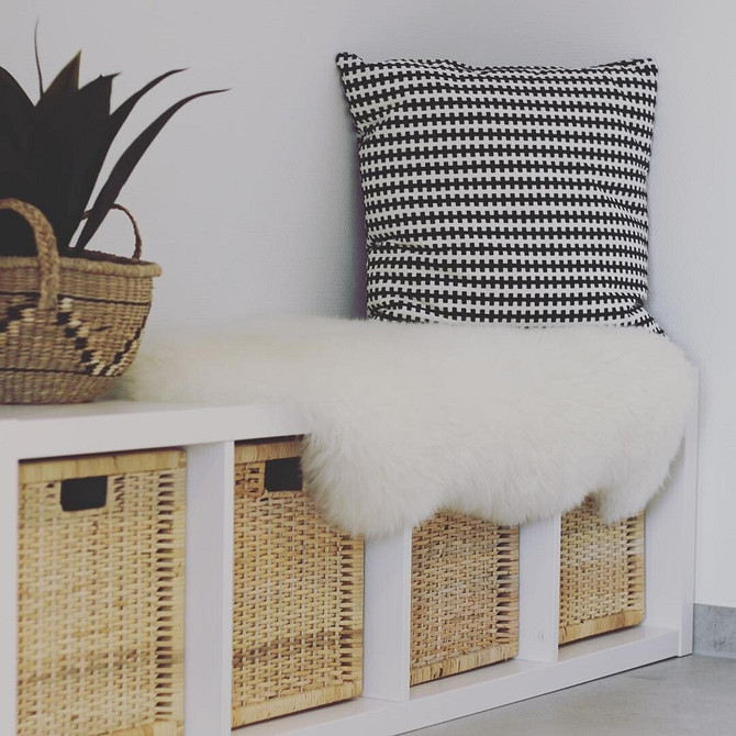 ІКЕА: Робочий простір Креативне робоче місце вдома з меблями з полиць ІКЕА та рослинами.