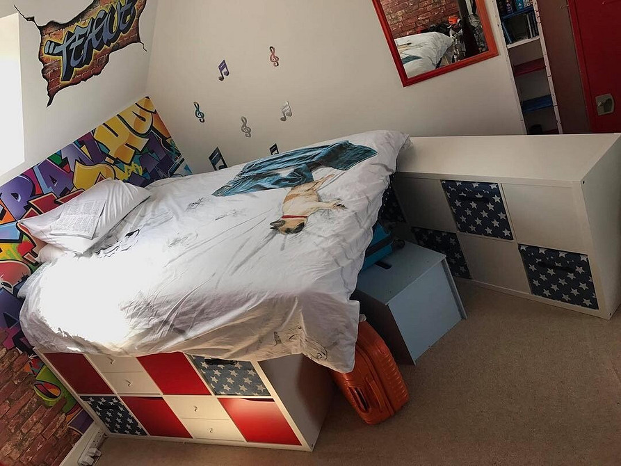 Ліжко з полиць ІКЕА: організація меблів та простору в спальні своїми руками.