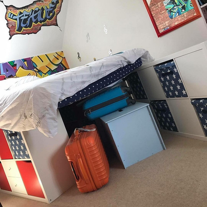 Оригінальне ліжко з полиць ІКЕА: ідеальне рішення для меблювання та зберігання в спальні.