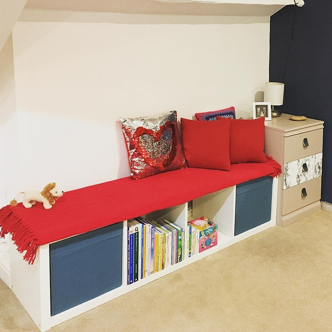 Полиці для декору Стильне зберігання книг та декору на відкритих полицях ІКЕА у вітальні.