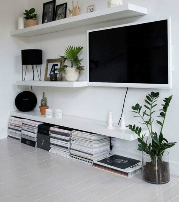 ІКЕА: Організація простору Ефективна організація простору з полицями та стелажами ІКЕА у маленькій квартирі.