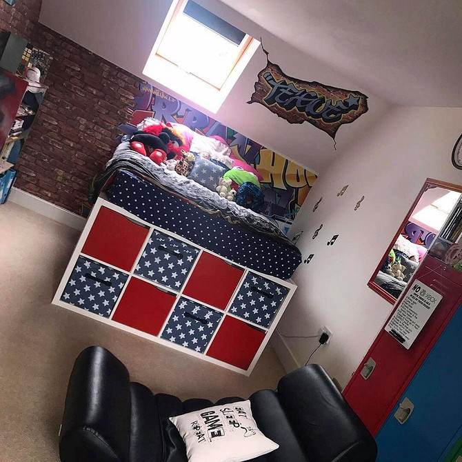 Ліжко з полиць ІКЕА: надихаюча ідея для створення затишної спальні своїми руками.