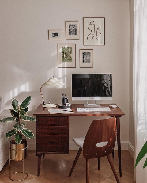 Бохо інтер'єр: яскравий килим, ретро крісло та вінтажні меблі для затишку.