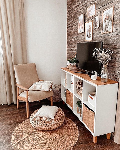 Ретро обідня зона Елегантний ретро стіл та стільці в обідній зоні сучасної квартири.