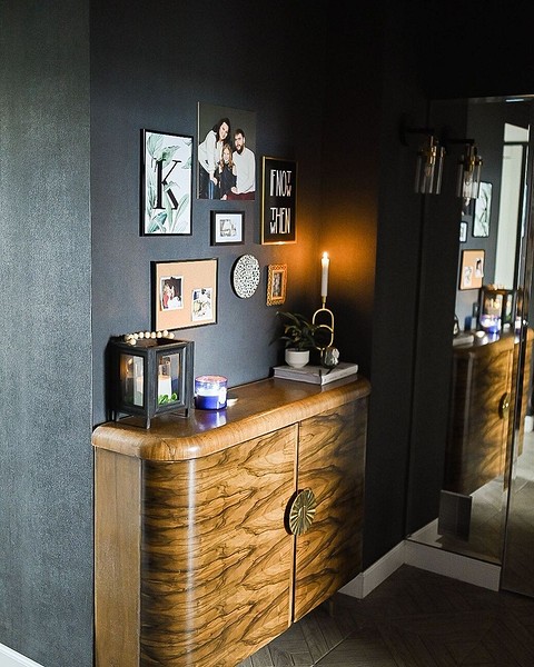 Ретро акцент в спальні Антикварна шафа як виразний акцент у мінімалістичній спальні в стилі бохо.