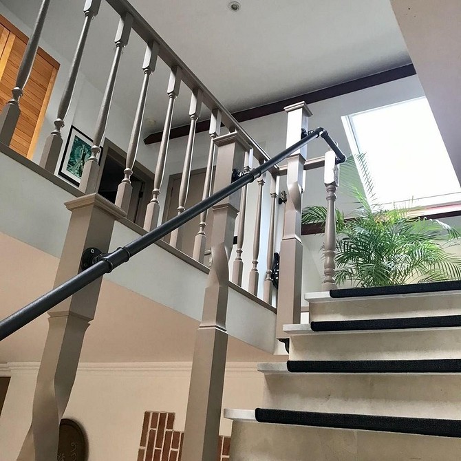 Барний стілець з труб Сучасний барний стілець з використанням водопровідних труб у дизайні інтер'єру.