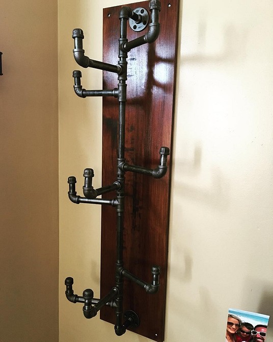 Настінний світильник лофт Настінний світильник з водопровідних труб в стилі лофт для атмосферного освітлення.