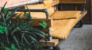 Ваш ідеальний сон: як створити комфортну спальню — декор з водопровідних труб