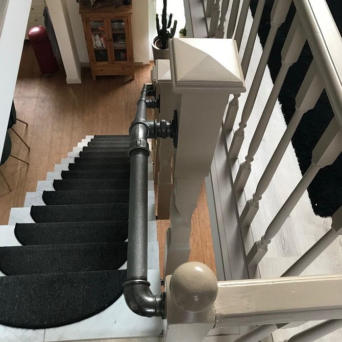 Дзеркало в трубах Креативна ідея: дзеркало в рамі з водопровідних труб для унікального інтер'єру.