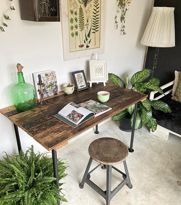 Світильник з труб Неординарний світильник, зроблений з водопровідних труб, додає індивідуальності інтер'єру.