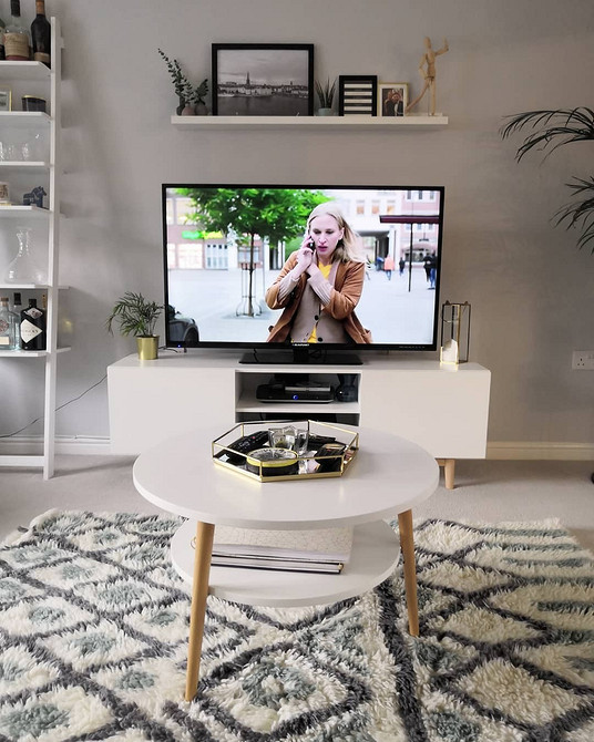 Функціональний декор полиці Сучасні рішення для зберігання: вузька полиця IKEA як частина функціонального декору.