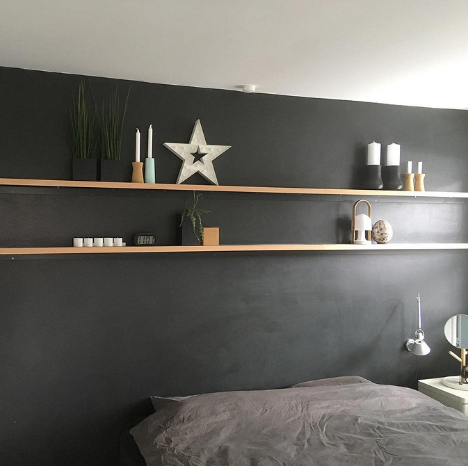 Мінімалізм та полиця Приклад інтеграції вузької полиці IKEA в інтер'єр, що забезпечує лаконічність.