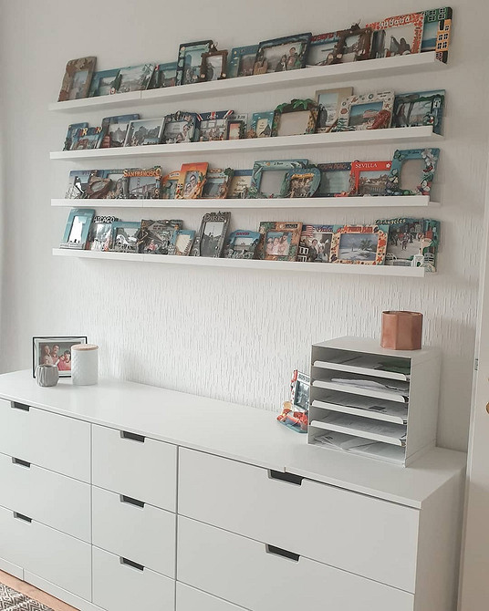 Функціональна полиця Вузькі полиці IKEA як елемент дизайну та функціональності в інтер'єрі.