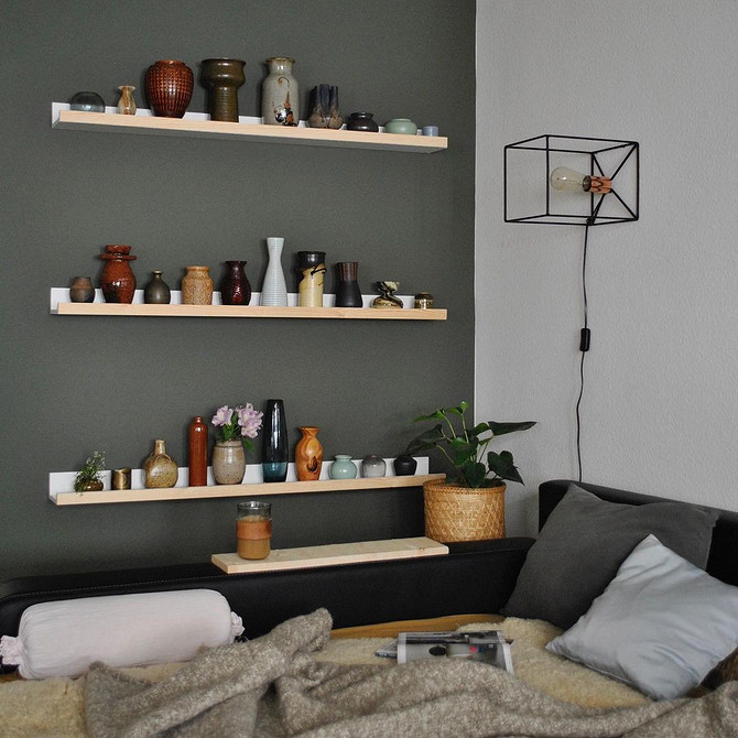 Компактне рішення Просторе рішення: вузька полиця IKEA для ефективного зберігання в обмежених умовах.