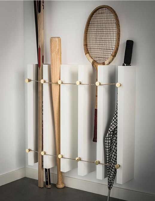 Економія місця з полицею Використання вузької полиці IKEA як компактного меблевого рішення для економії місця.