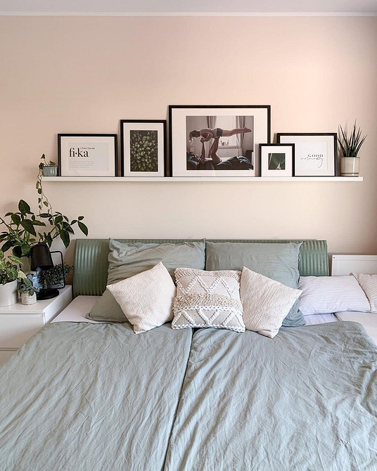 Стильна вузька полиця Елегантне використання вузької полиці IKEA як елемента декору та зберігання.