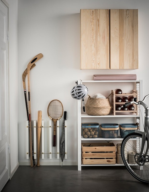 Практична організація простору Організація простору з вузькими полицями IKEA: практичні ідеї для зберігання.