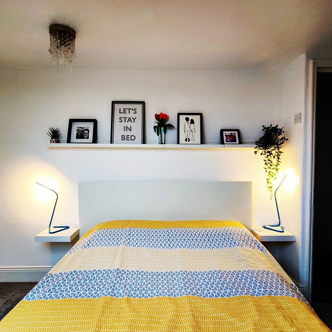 Декор на полиці Вузька полиця IKEA, що слугує основою для оригінальної композиції з декором.