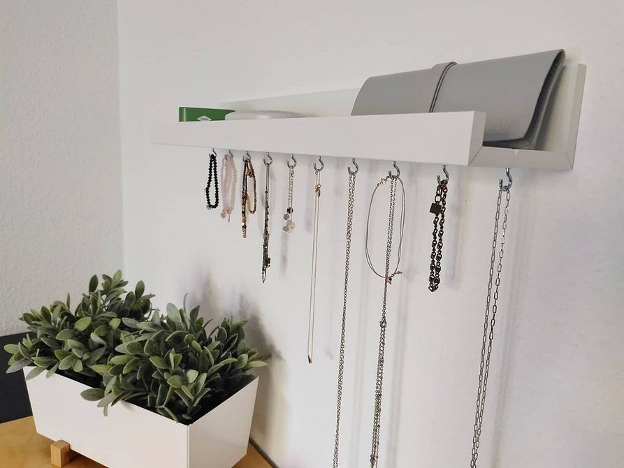 Ідеї для вузької полиці Вузька полиця IKEA в інтер'єрі: стильне рішення для зберігання декору та дрібниць.