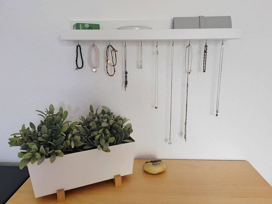 Організація простору IKEA Компактні меблі: вузька полиця IKEA для організації простору в невеликих приміщеннях.