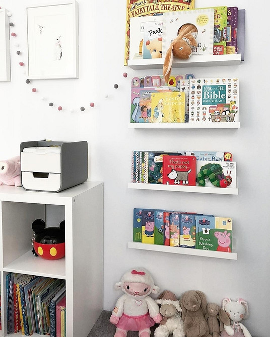 Зберігання на вузькій полиці Компактні меблі: вузька полиця IKEA для ефективної організації речей.