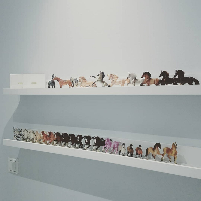 Декор 2026 Декор для дому 2026: стильні ідеї з використанням вузьких полиць IKEA.