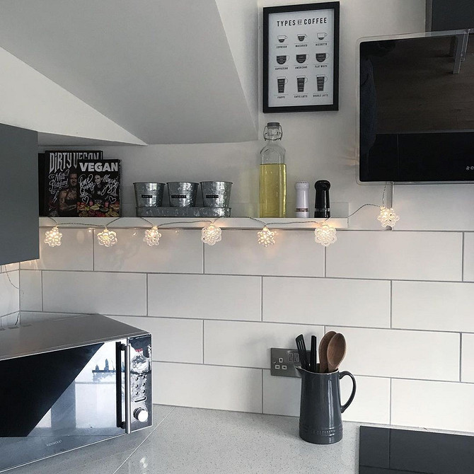 Декор з полицею MOSSLANDA Декор для дому 2026: креативне використання вузької полиці MOSSLANDA