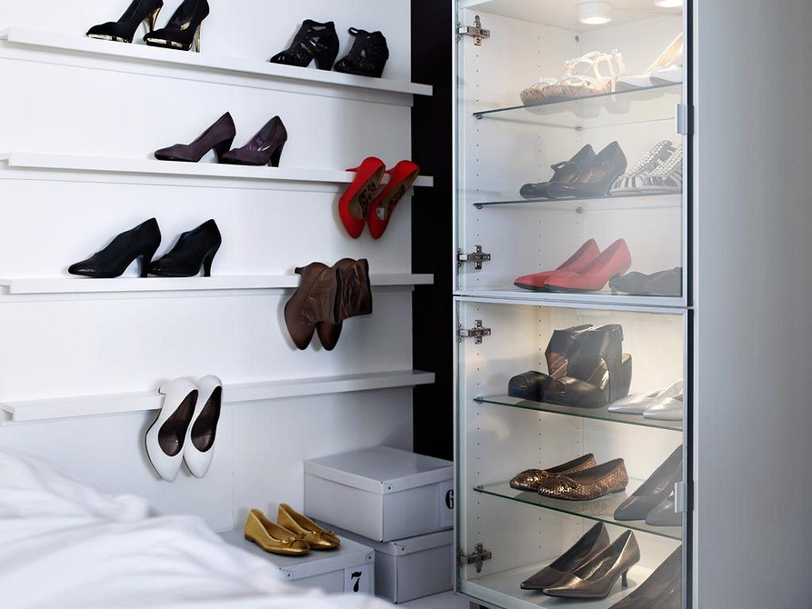 Стильний декор полиці Декорування вузької полиці IKEA елементами дизайну для затишку та функціональності.