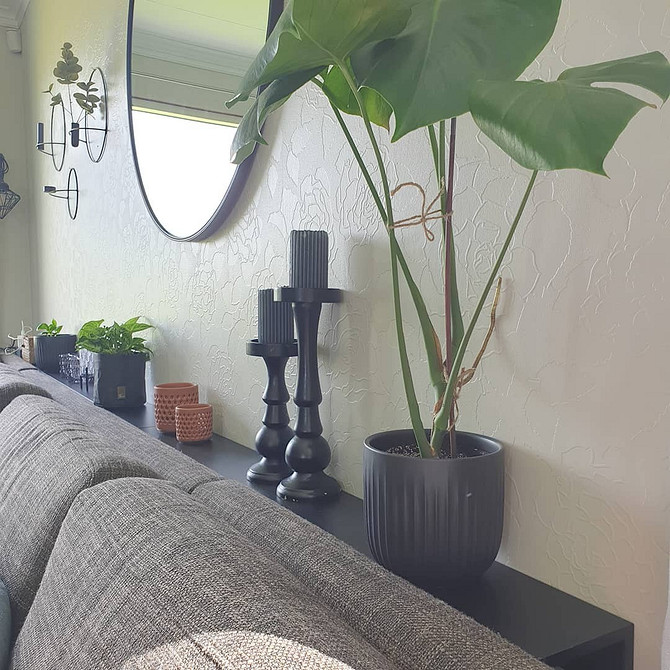 Компактні меблі IKEA Компактні меблі: вузька полиця IKEA як рішення для зберігання в обмеженому просторі.