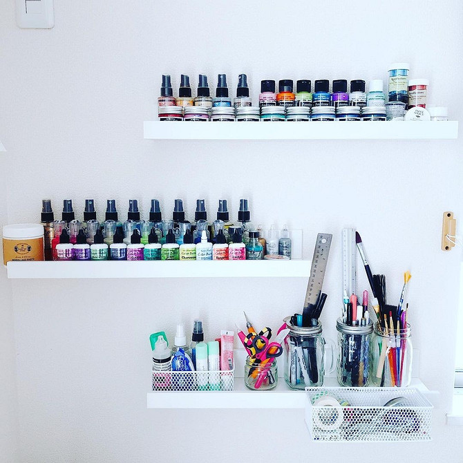 Ефективний простір IKEA Компактні меблі IKEA: вузька полиця для ефективного використання простору.