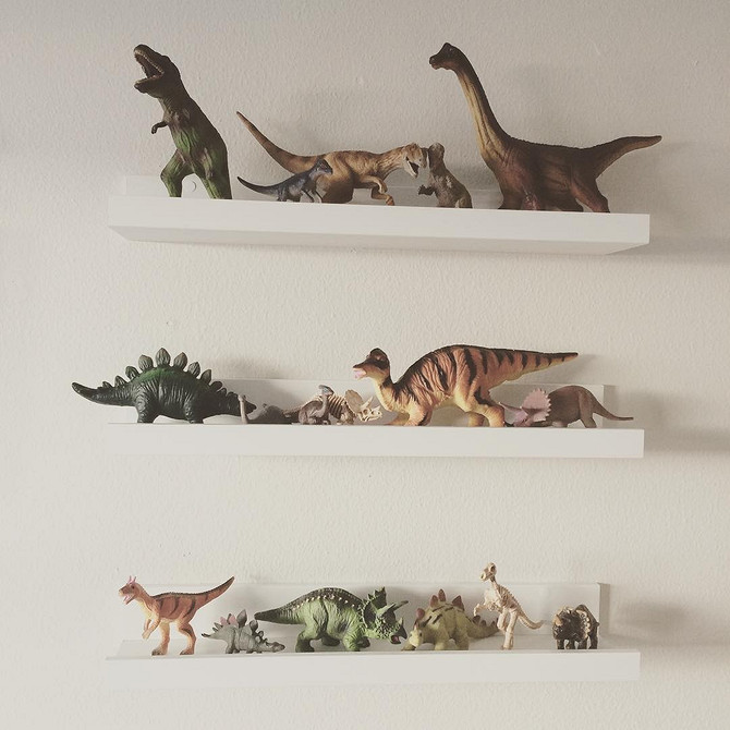 Меблі для вітальні Компактні меблі для вітальні: вузька полиця IKEA для зберігання.