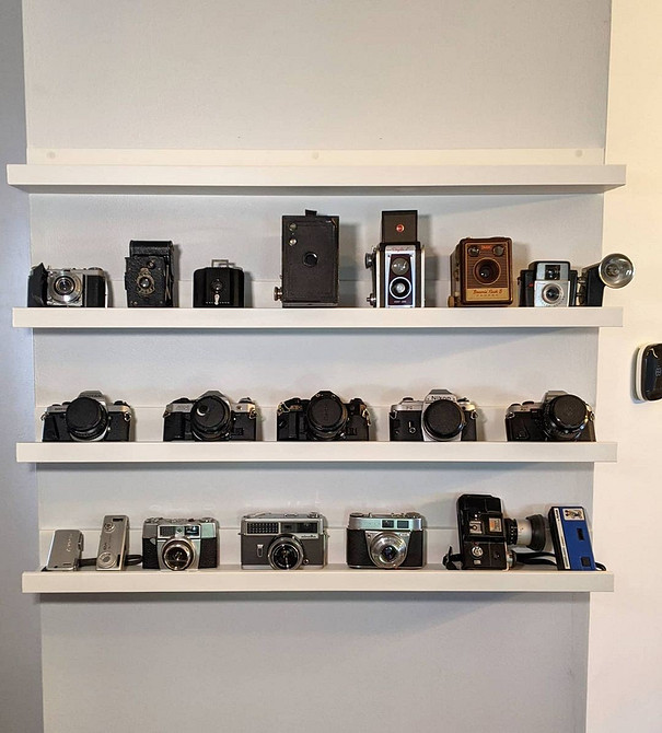 Організація спальні Організація простору в спальні: вузькі полиці IKEA як практичне рішення.