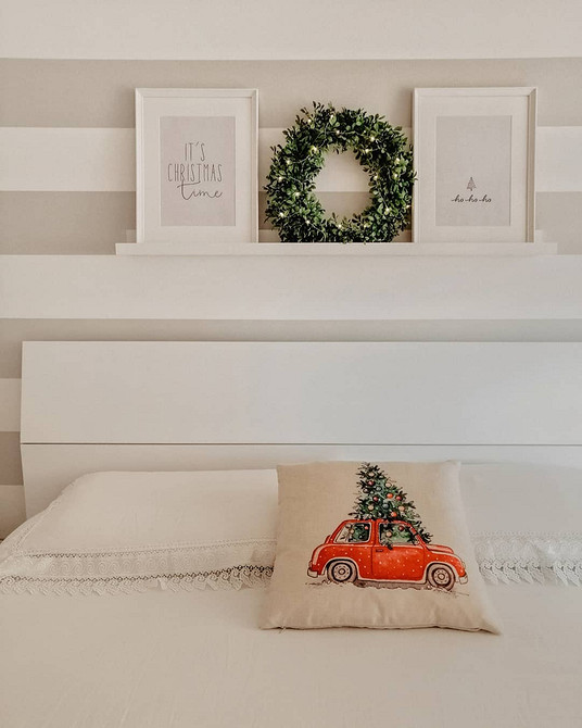 Функціональна полиця Демонстрація універсальності вузької полиці IKEA для створення функціонального простору.