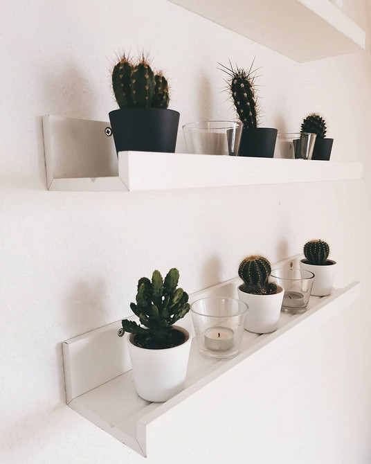 Полиця для роботи Натхнення для використання вузької полиці IKEA в організації робочого простору.