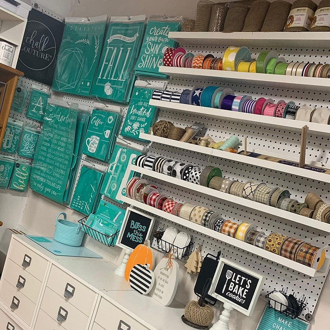 Зберігання на вузькій полиці Вузькі полиці IKEA: практичне рішення для зберігання книг та елементів декору.