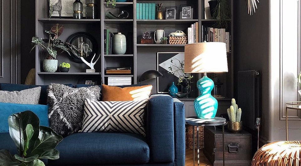 Сучасний стелаж Біллі Ікеа у вітальні: ідеї кастомізації для дому.