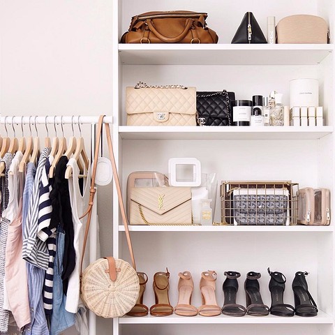 Стелаж Біллі Ікеа з підсвіткою: затишна атмосфера, найкращий варіант.