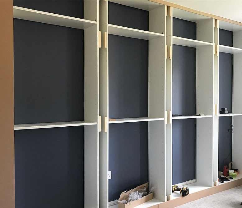 Стильний буфет з стелажа Біллі Ікеа: креативне рішення для посуду.