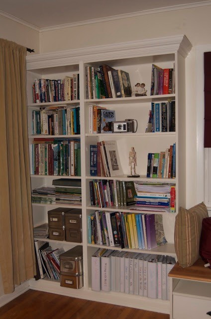 Організація простору з кастомізованим стелажем Біллі для зручного зберігання речей.