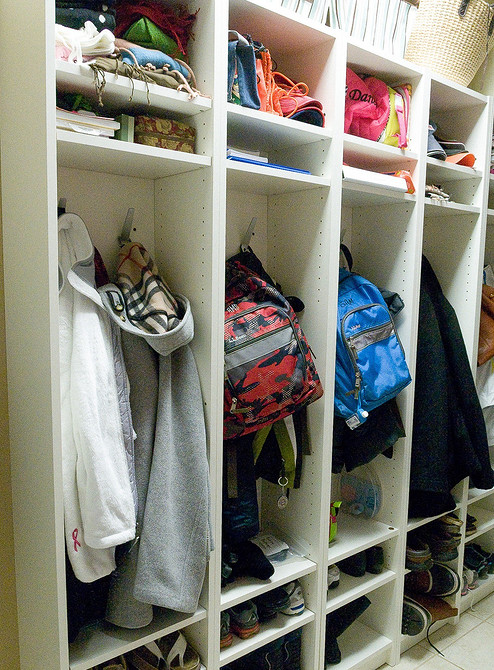 Стелаж Біллі Ікеа після кастомізації: дизайнерське рішення для сучасного інтер'єру оселі.