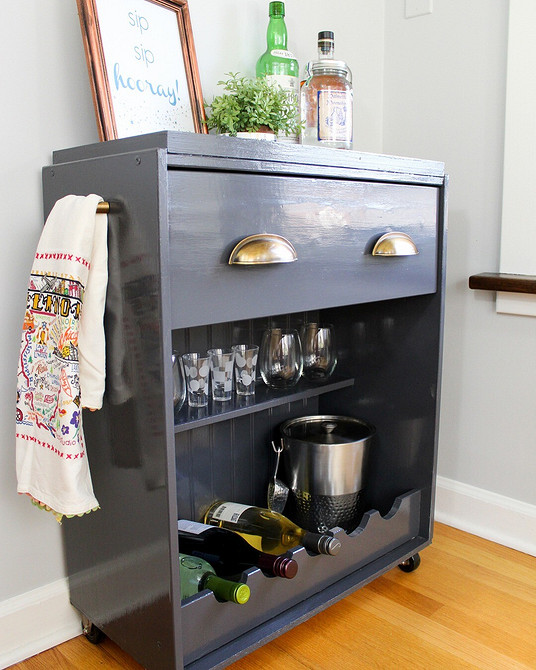 Ретро комод в вітальні: ідея для інтер'єру з перероблених меблів.