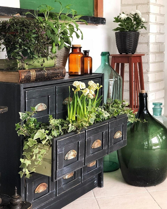 Переробка старого комода: ідеї для оновлення та декорування своїми руками.